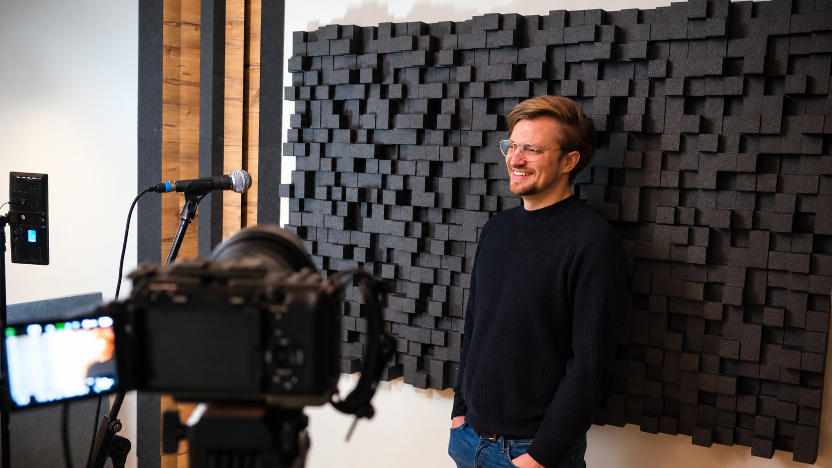 Kompaktes Studio-Setup mit Kamera, Mikrofon und Licht